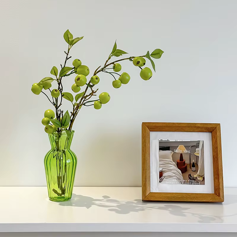Vase en verre vert vintage à bord festonné