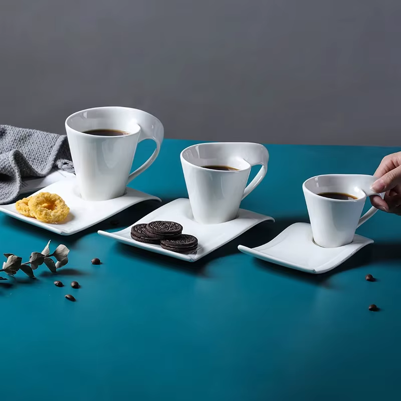 Ensemble de tasses à café et soucoupes en porcelaine ondulée européenne
