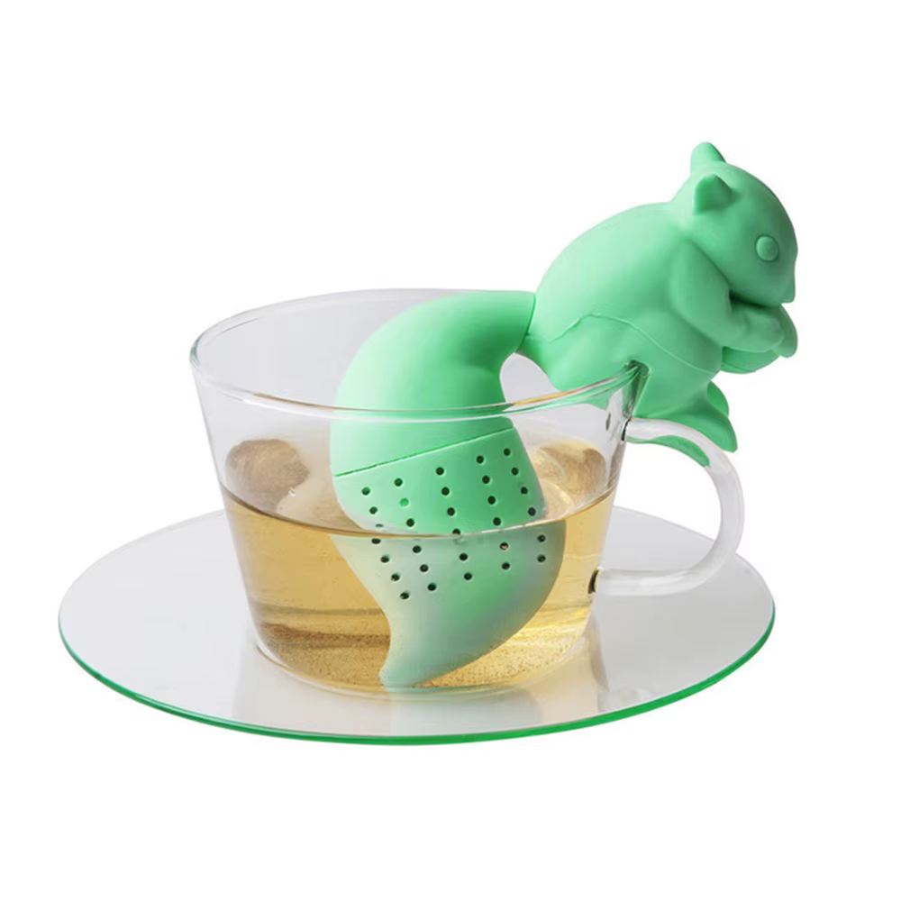 Préparation du thé délicieux avec un infuseur de thé d'écureuil en silicone mignon – Parfait pour le thé en feuilles mobiles
