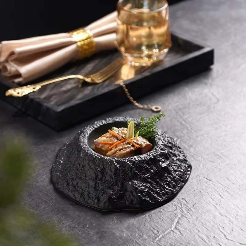 Assiette profonde noire en forme de volcan