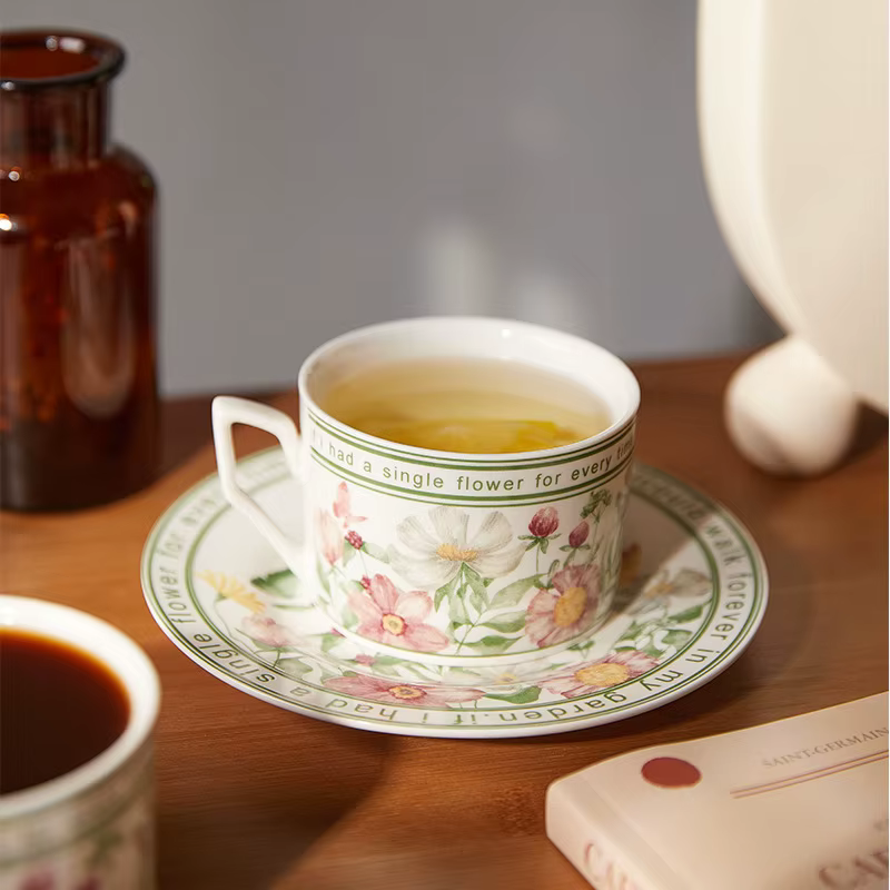 Tasse à café et soucoupe de Style rétro français