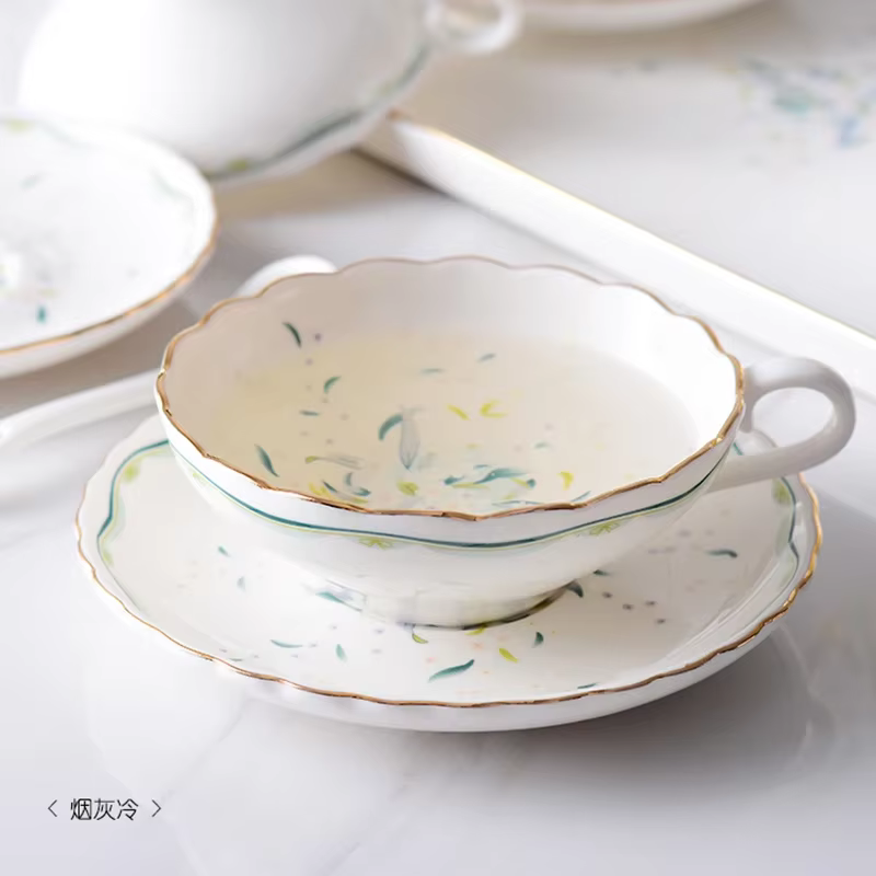 Service à café et thé de style européen avec motif floral