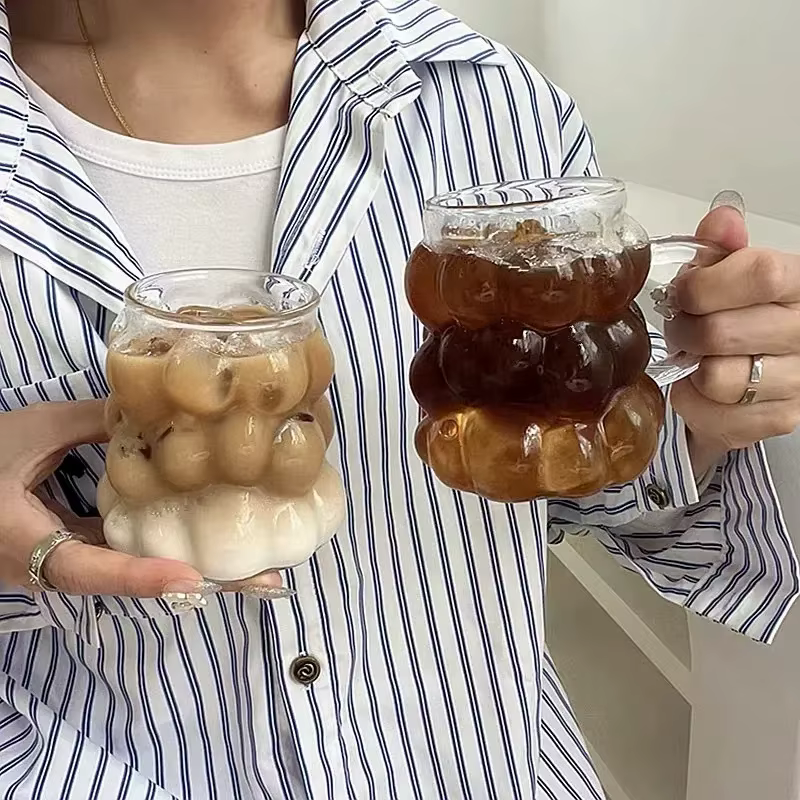 Tasse à café en verre de raisin