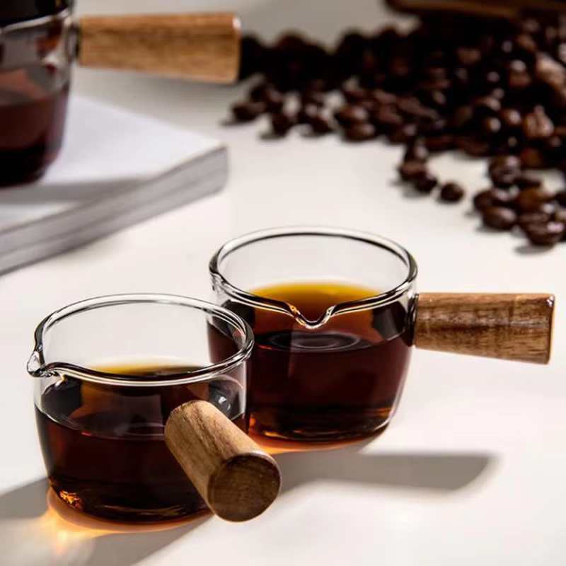 Tasse à café en verre avec manche en bois