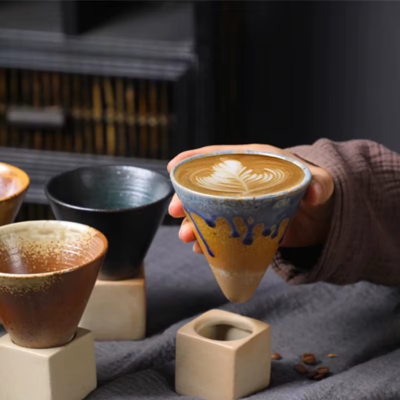 Tasse à café créative en poterie grossière avec base