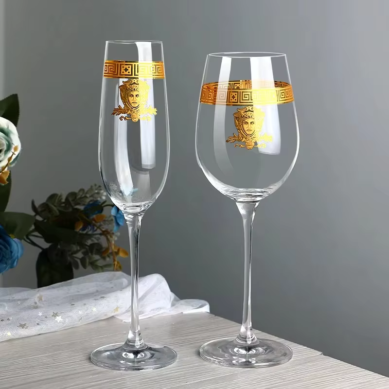 Verre à vin en cristal à bord doré