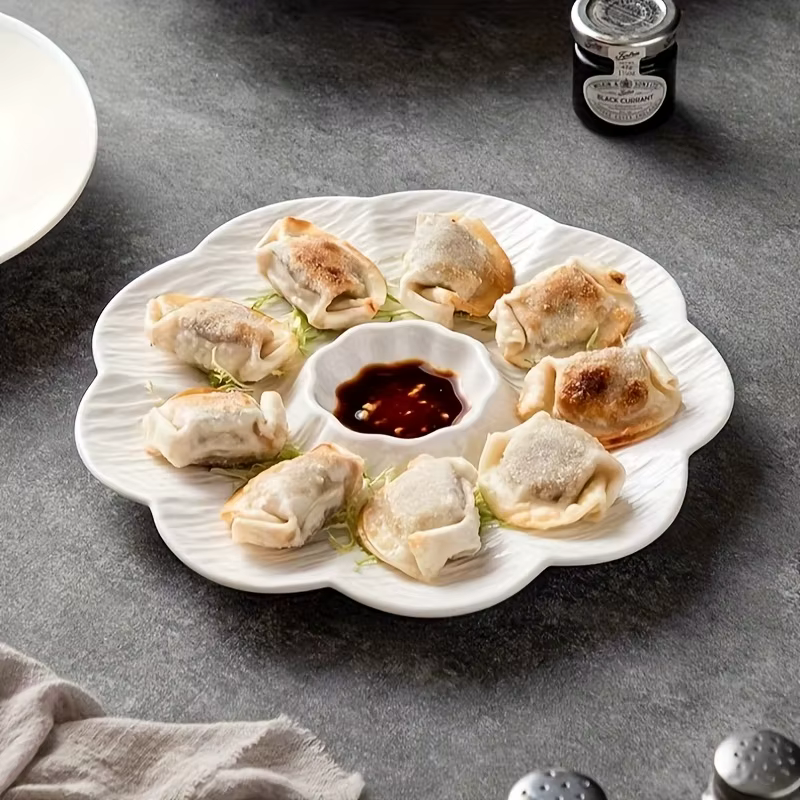 Assiette en céramique raffinée en forme de pétale avec plateau