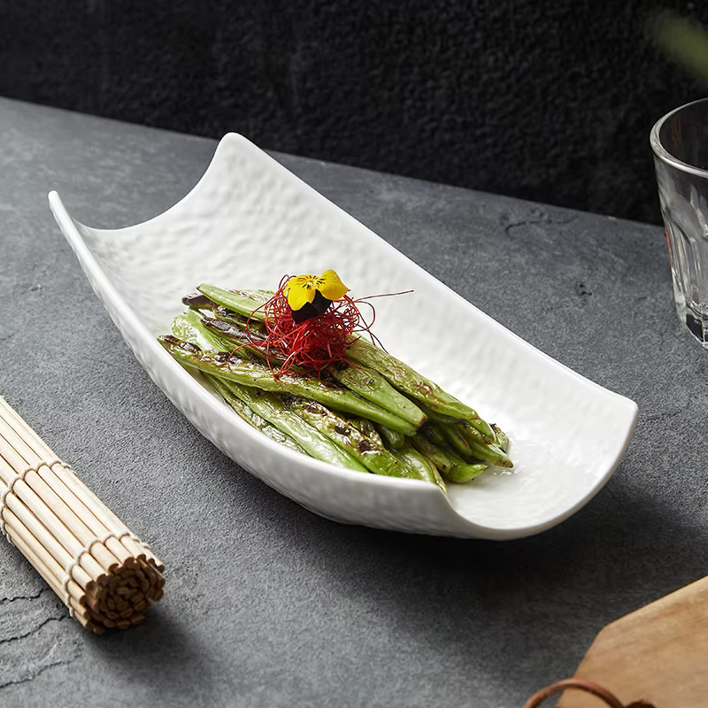 Filles à salade de légumes en céramique blanche