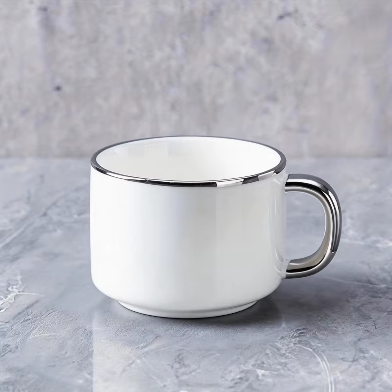 Tasse à café en céramique de 250 ml avec un élégant design à bord argenté