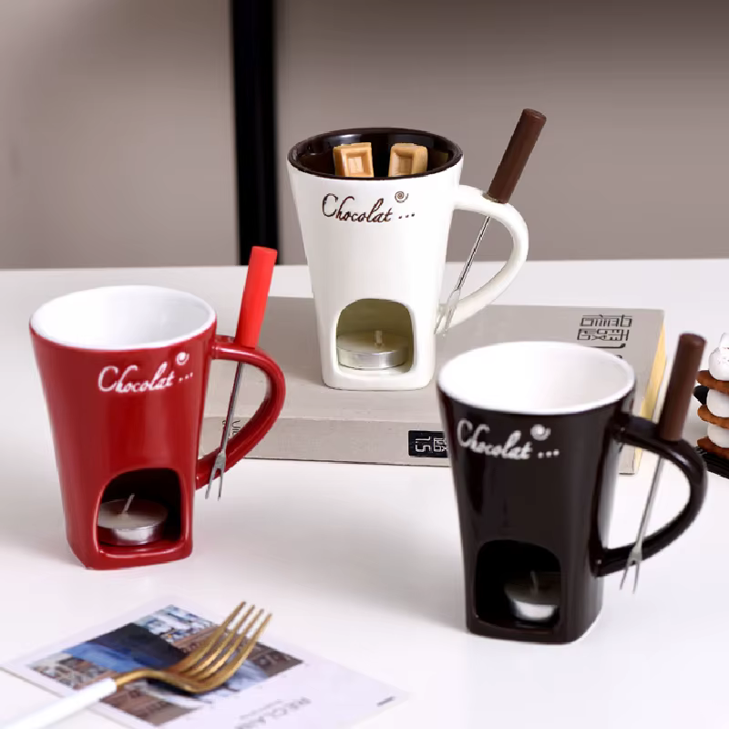 Tasse à café en céramique avec fourchette