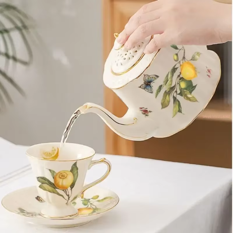 Ensemble de tasses à café en céramique avec assiette à dessert et cuillère