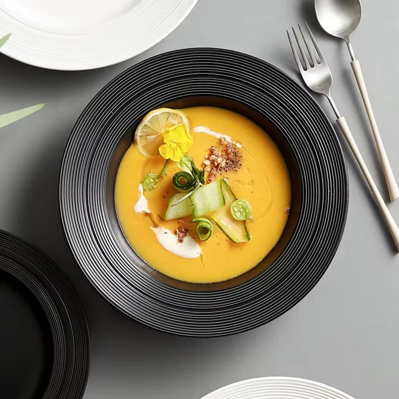 Assiette occidentale en céramique blanche