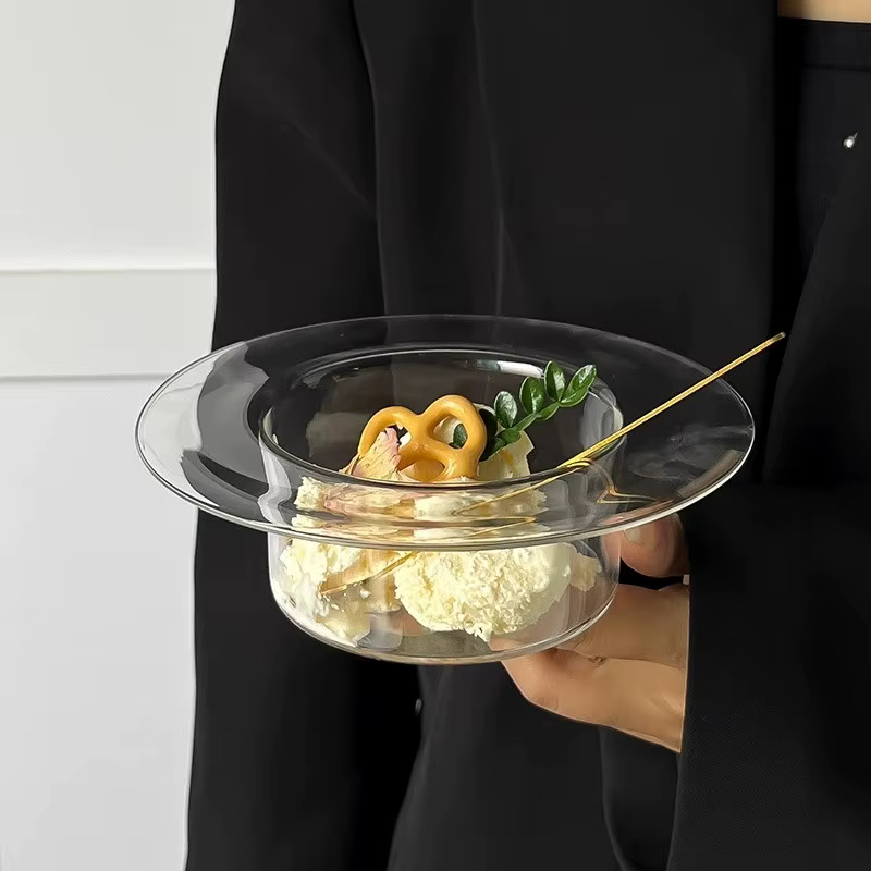 Verre en forme de chapeau de paille transparent