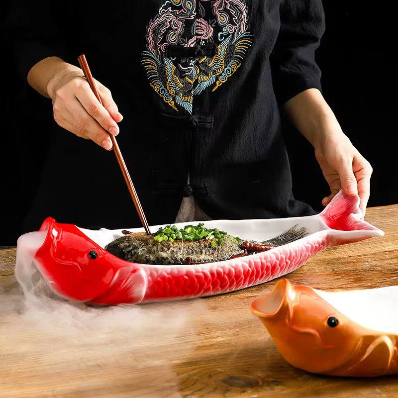 Assiette en forme de carpe rouge