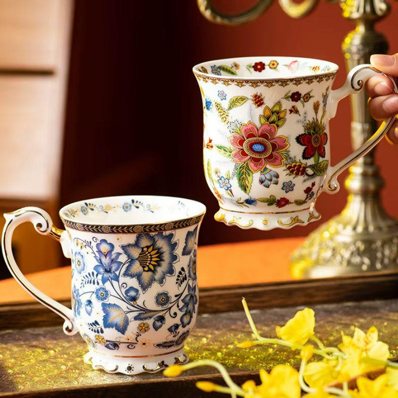 Tasse à café en porcelaine bleue et blanche française