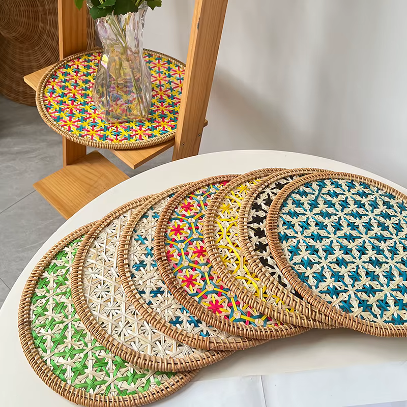 Sets de table ronds en rotin coloré tressé à la main