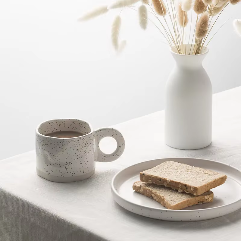 Tasse en céramique avec poignée en forme d'anneau