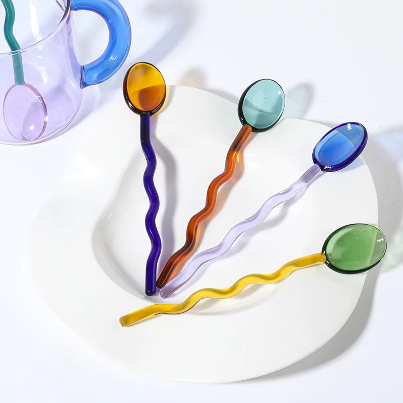 Tasse en verre faite d'artisanat