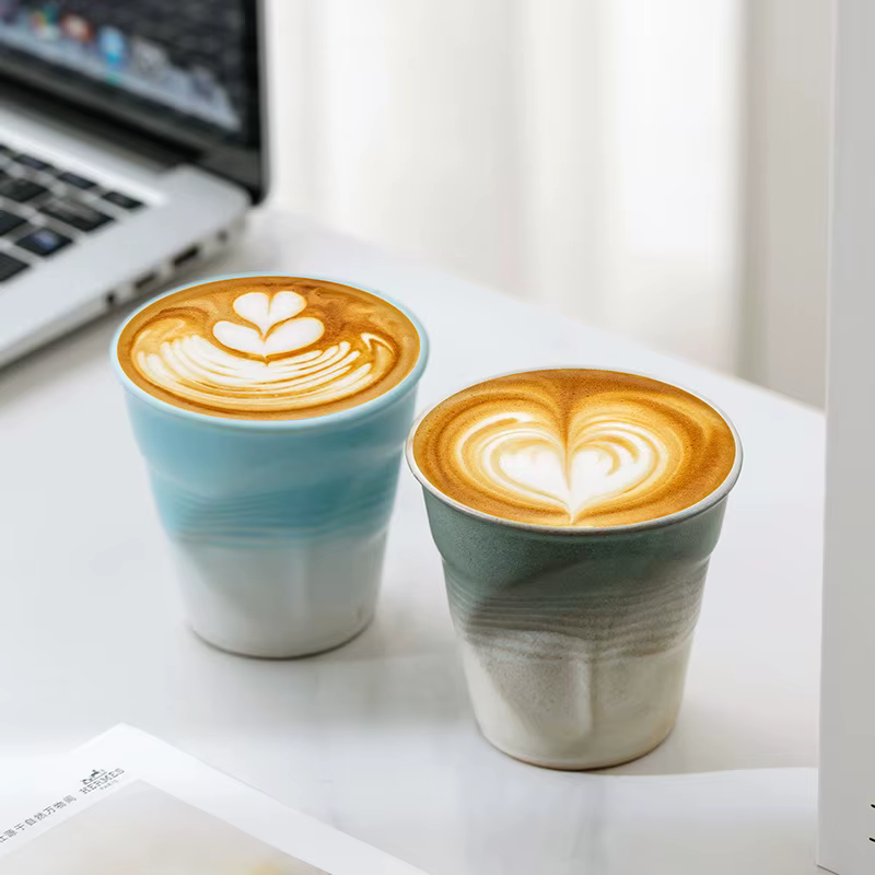 Tasse à café en poterie brute