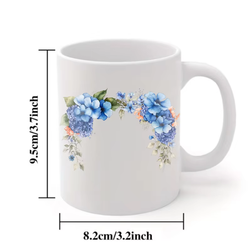 Tasse à café au design floral avec fleurs blanches