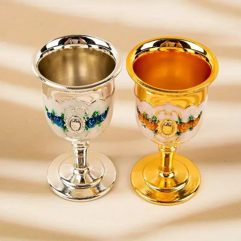 Verres à vin en métal de style européen vintage