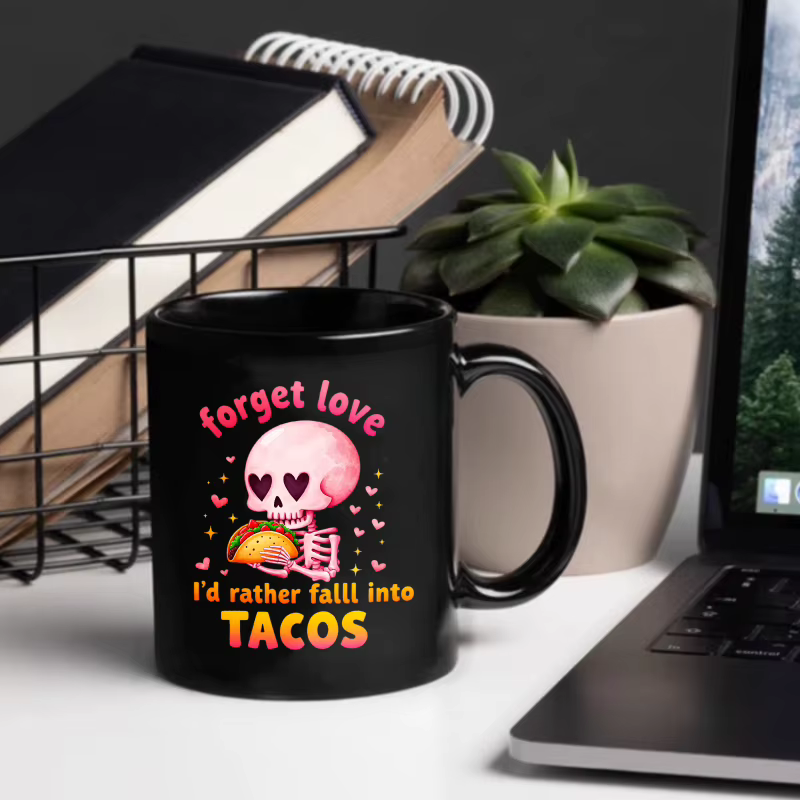 Une tasse en céramique noire avec un motif de torpille de crâne rose et le texte "Oufrez sur l'amour