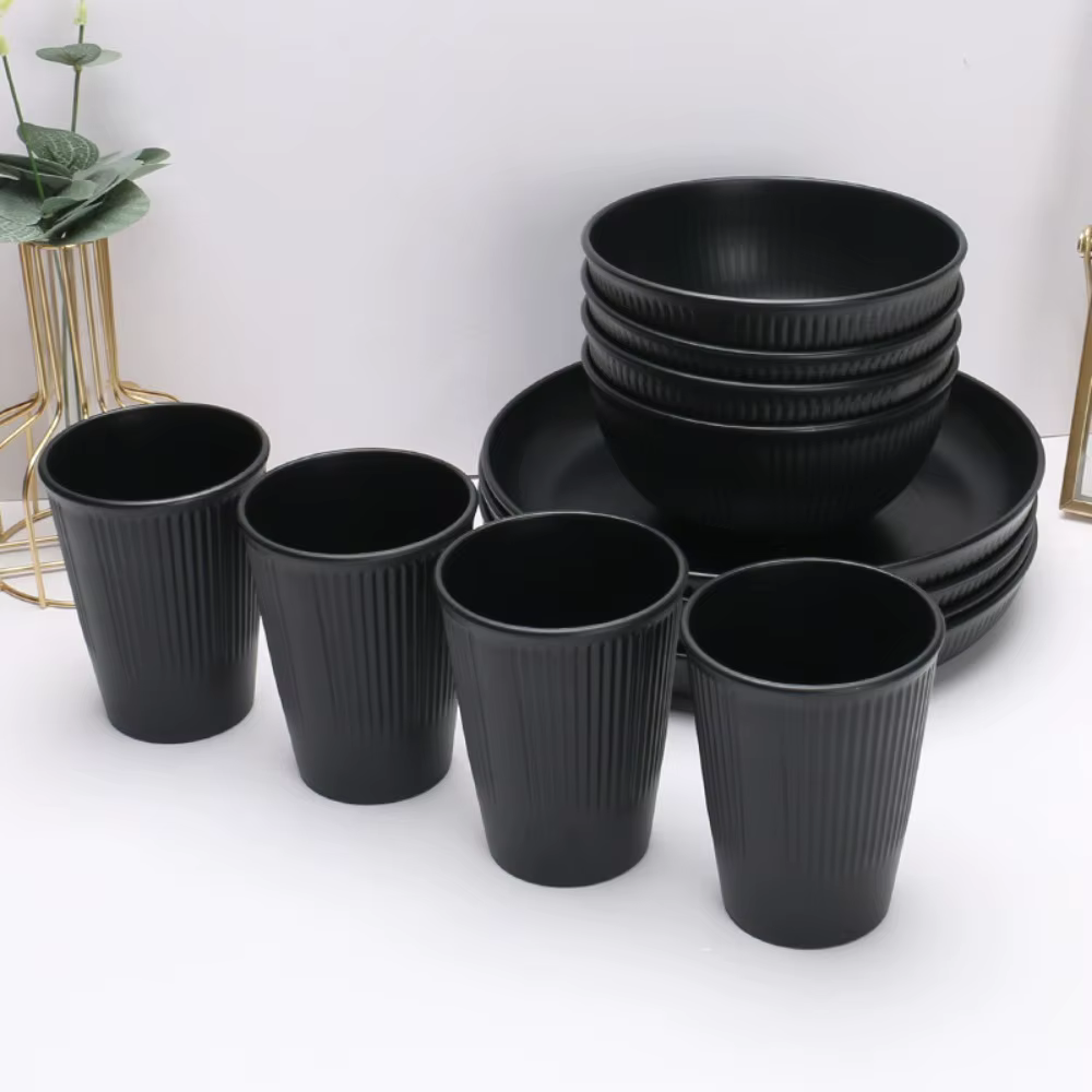 Ensemble de couverts en plastique noir