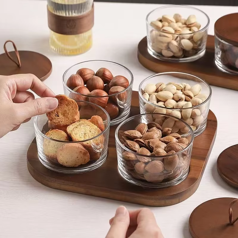 Assiette de fruits secs en verre avec couvercle en bois
