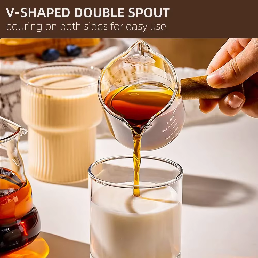 Tasse à mesurer en verre avec manche en bois