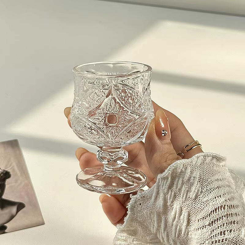 Petit gobelet en verre gaufré gravé de style coréen