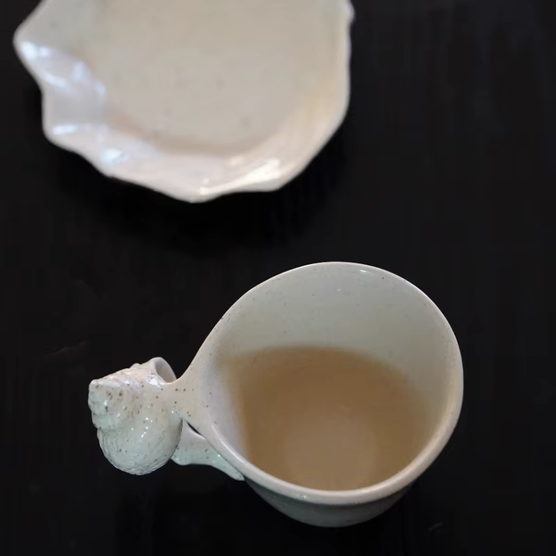 Ensemble tasse à café et soucoupe en coquillage