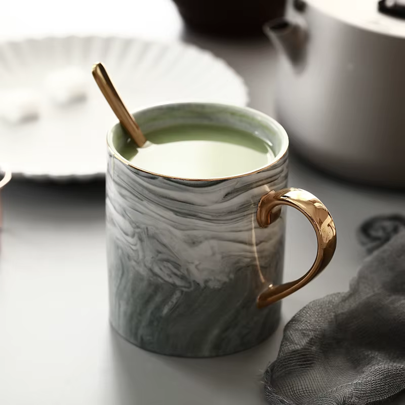 Mug à café en marbre nordique avec bordure dorée