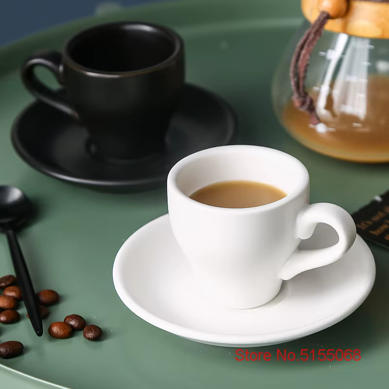 Tasse à expresso noire imbibée