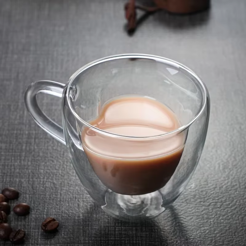 Tasse en verre en forme de cœur d'amour