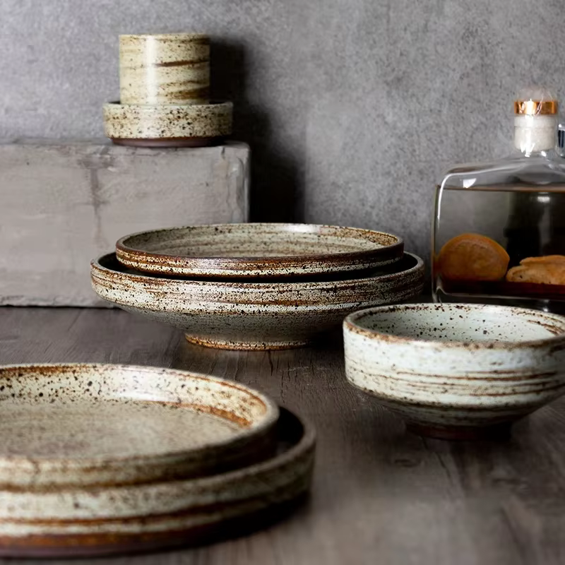 Assiettes rondes en grès faites à la main