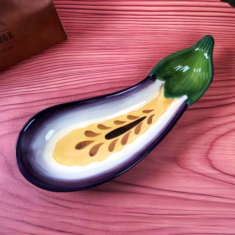Assiette créative d'aubergine violette végétale