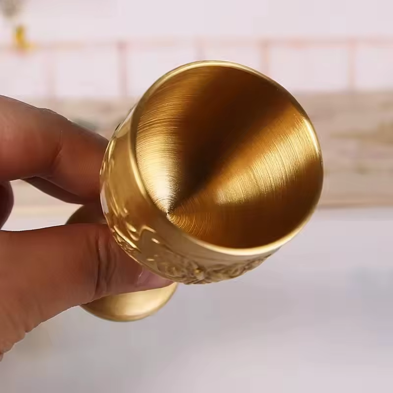 Grand gobelet en métal de style européen