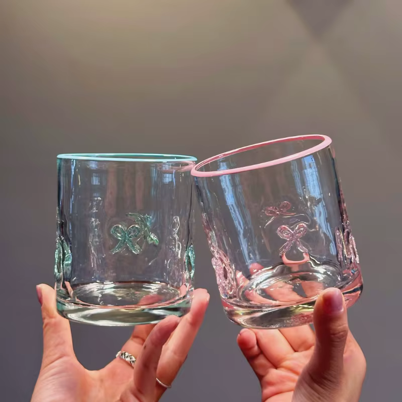 Verre à motif papillon en relief dessiné à la main pour thé au lait