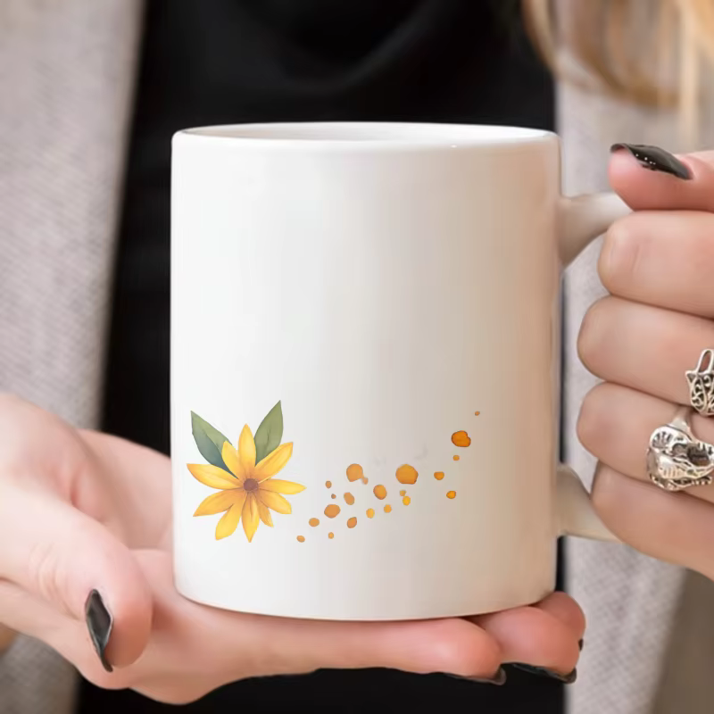 Tasse à café en céramique avec fleurs blanches et jaunes pour une pause