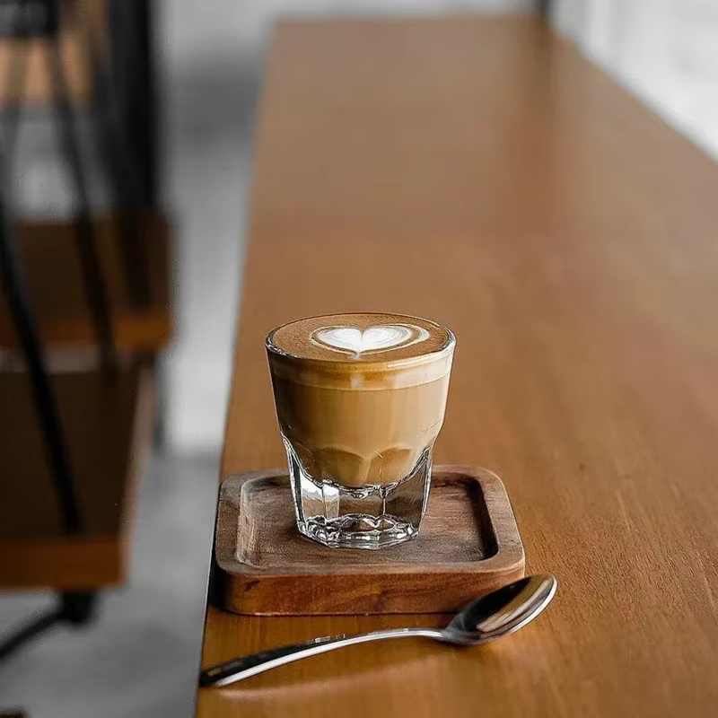 Tasse à café blanche plate