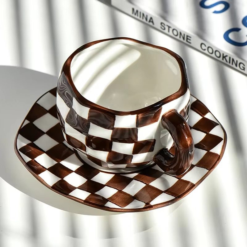 Tasse à café en céramique damier malaxé à la main
