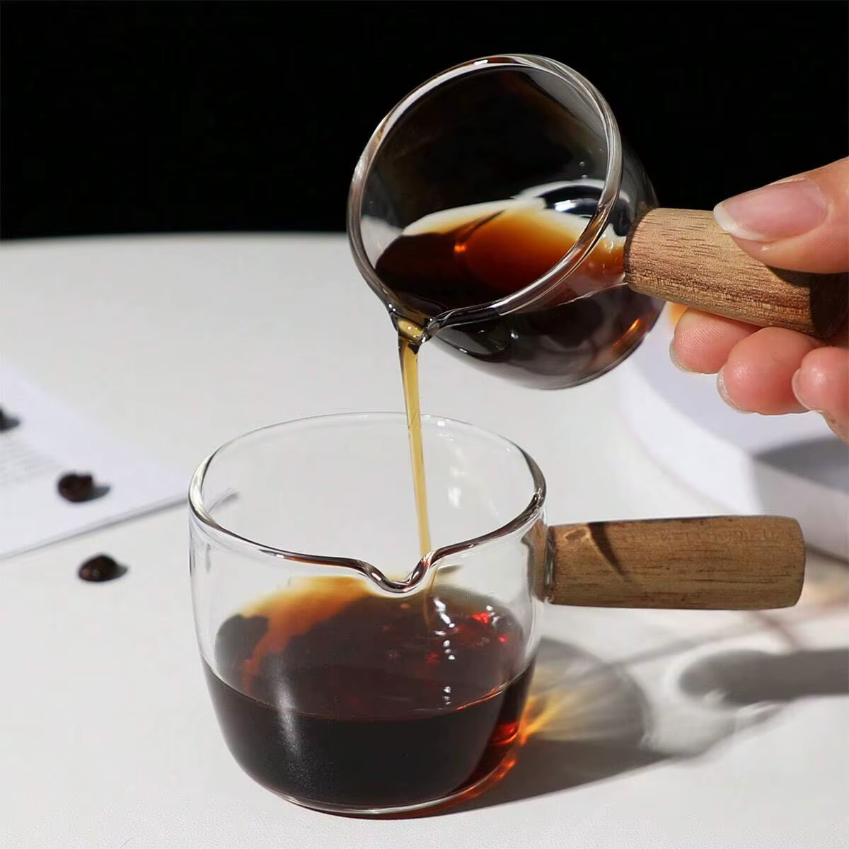 Tasse à mesurer en verre avec manche en bois