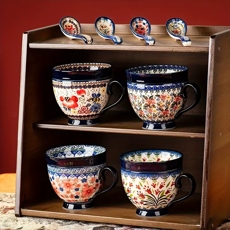 Ensemble de tasses en céramique polonaise avec couvercles