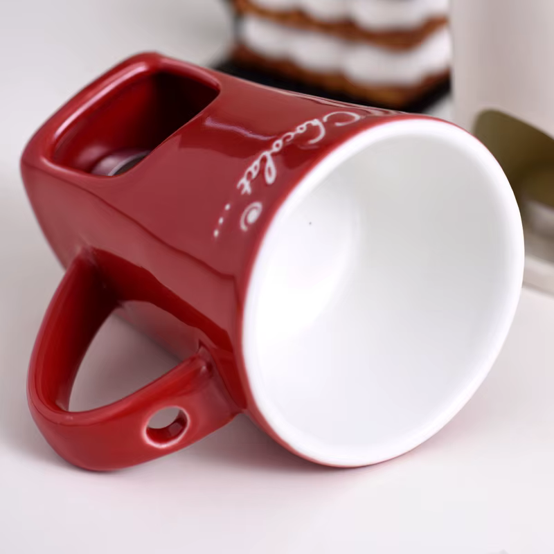 Tasse à café en céramique avec fourchette