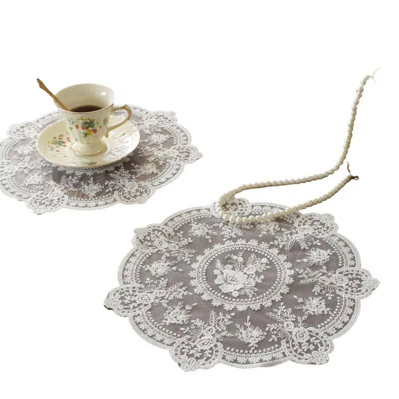 Set de table rétro européen avec broderie exquise