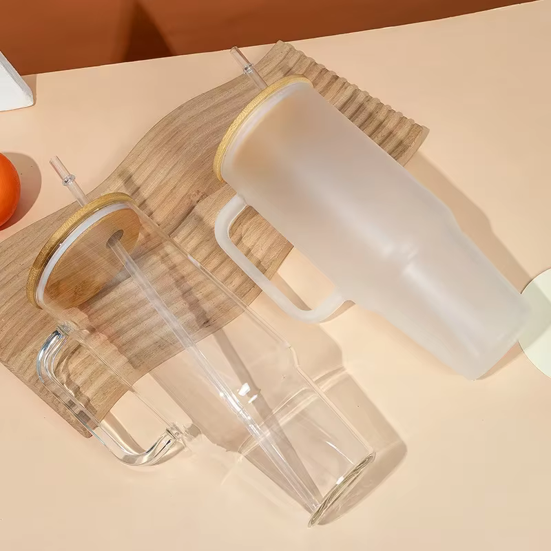 Tasse en verre avec poignée et couvercle en paille