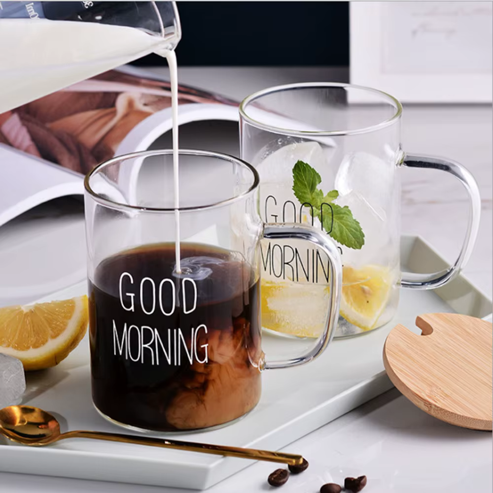 Tasse en verre du bonjour