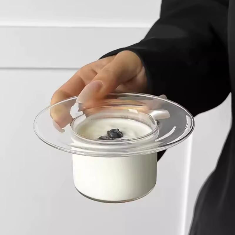 Verre en forme de chapeau de paille transparent