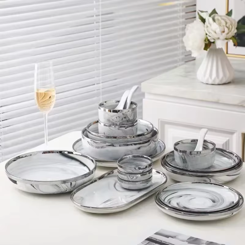 Assiettes en céramique de marbre avec bord argenté