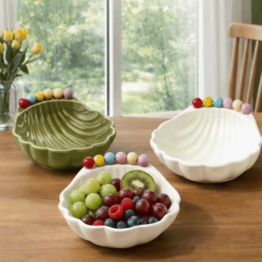 Assiette à fruits en céramique avec fourchette